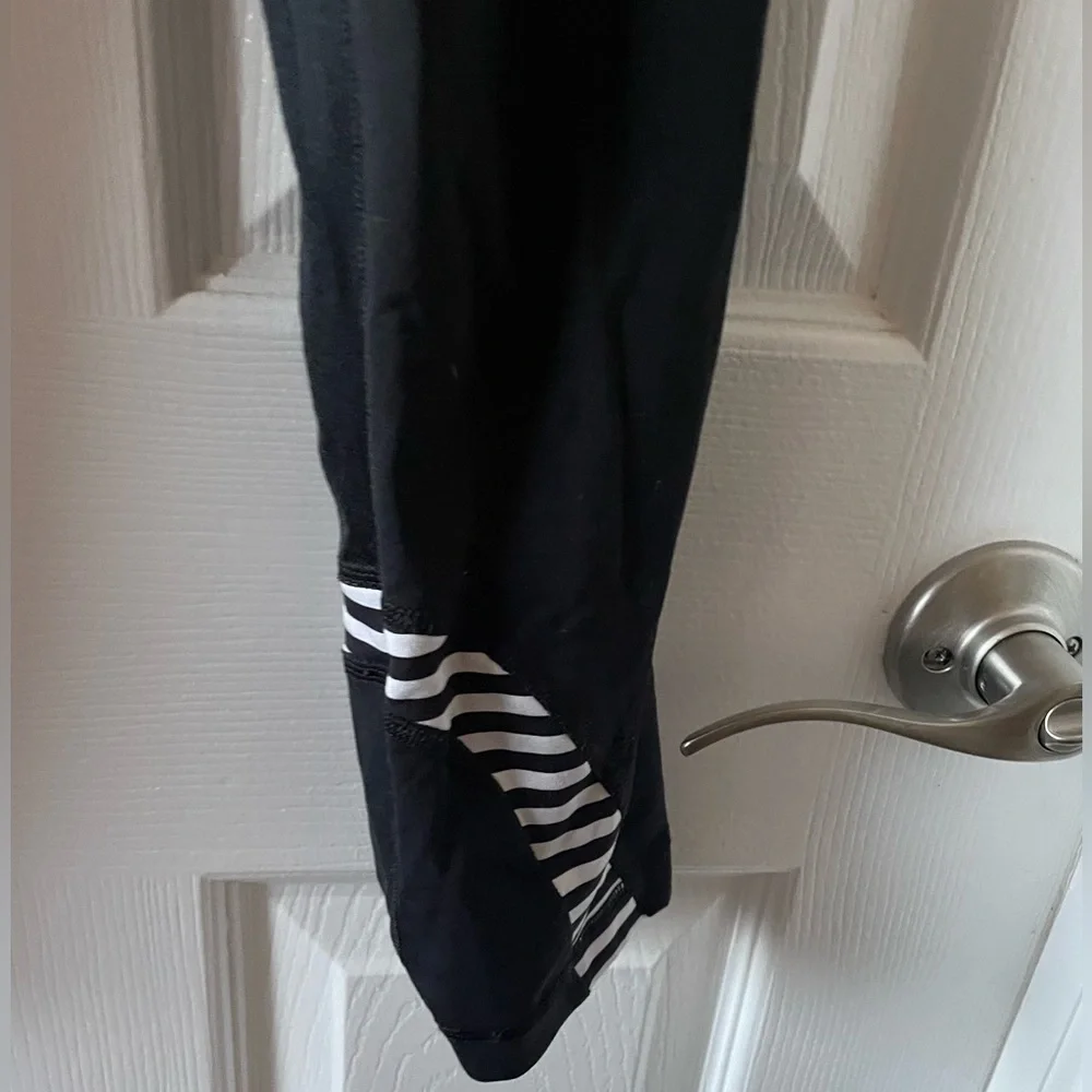 Lululemon Capri Legging Black Striped design size 4 small S